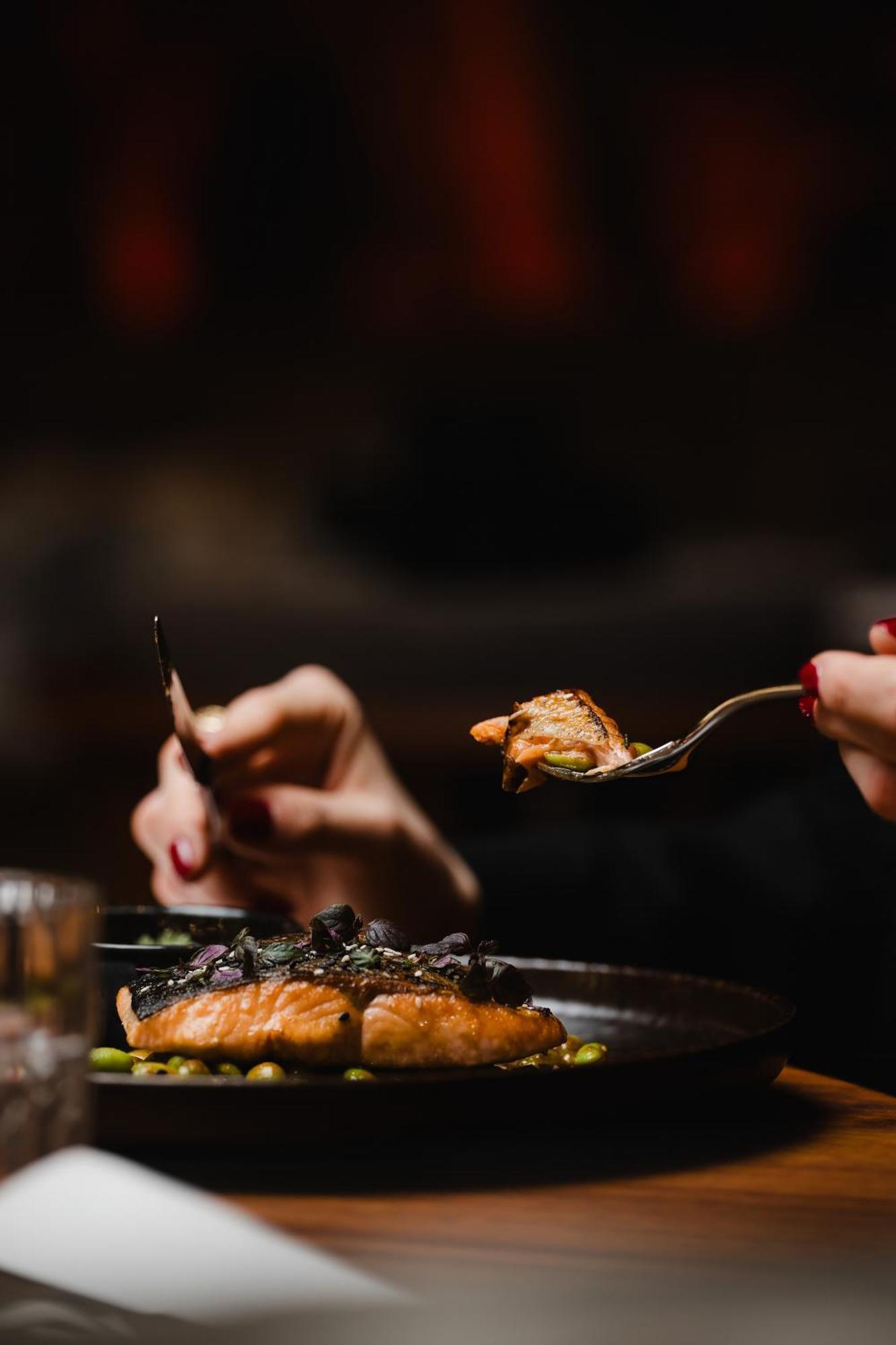 ホテル Sly ベルリン エクステリア 写真 A woman eating with a knife and fork