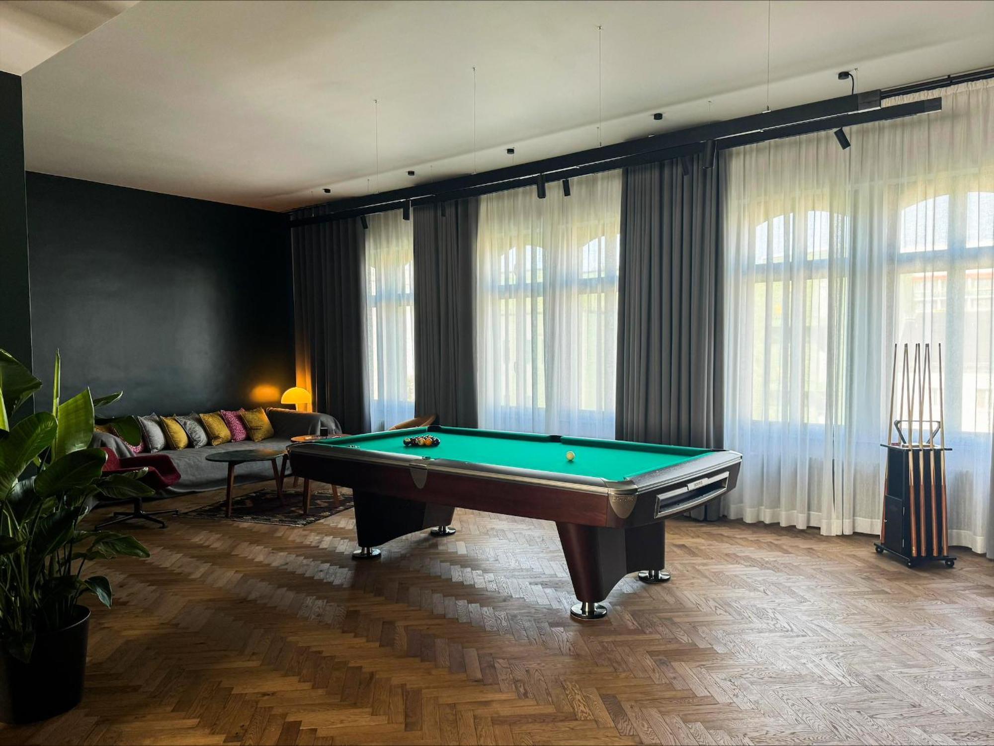 ホテル Sly ベルリン エクステリア 写真 A pool table in a home